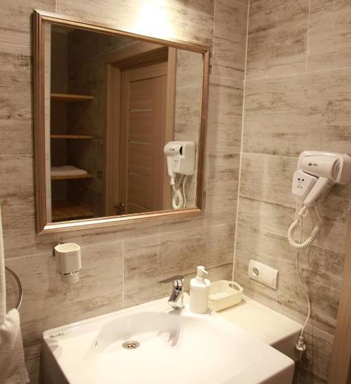 מיטת קינג בסוויטה, Wine & Rose Boutique