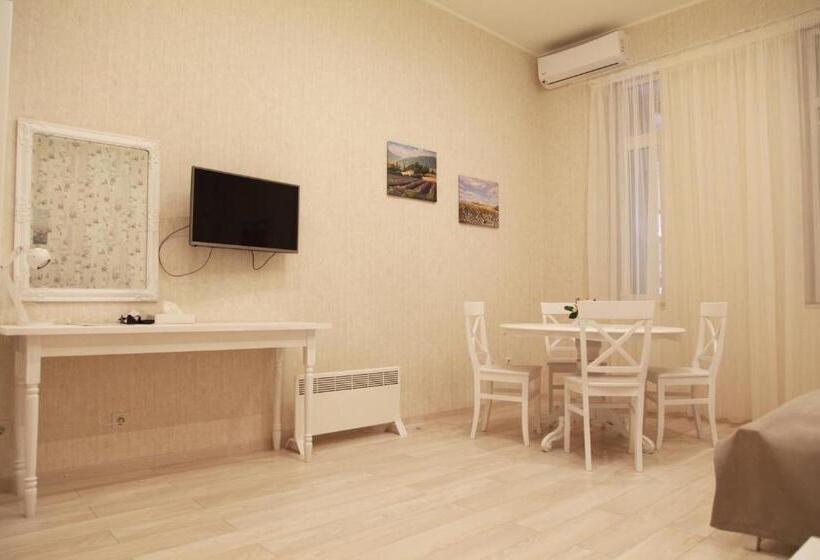 מיטת קינג בסוויטה, Wine & Rose Boutique