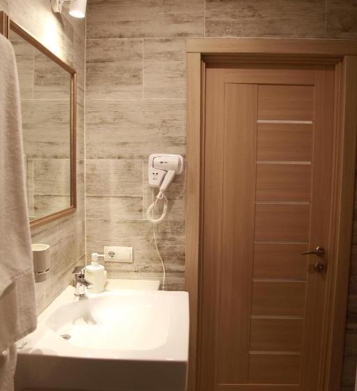 מיטת קינג בסוויטה, Wine & Rose Boutique