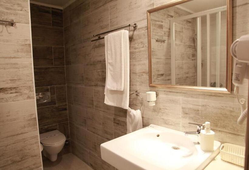 מיטת קינג בסוויטה, Wine & Rose Boutique