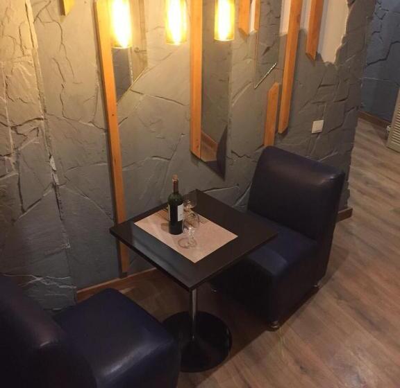 חדר קומפורט לשלושה, Wine & Rose Boutique