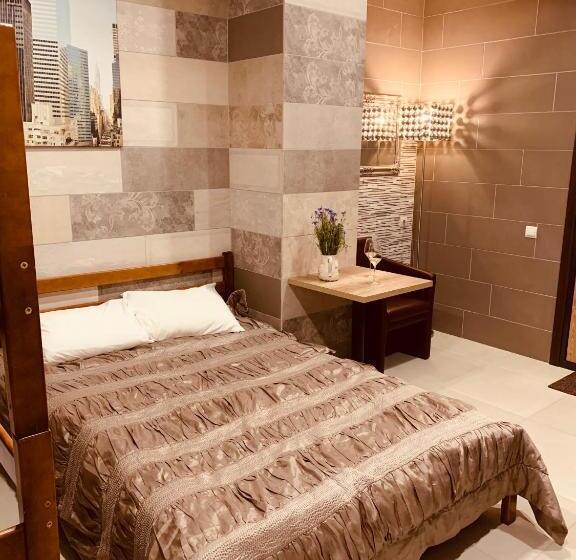 חדר סטנדרט לארבעה, Wine & Rose Boutique