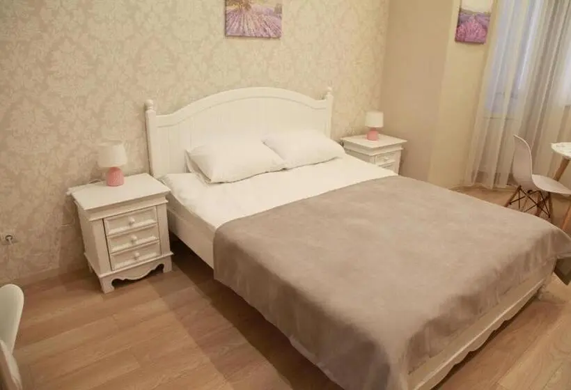 اتاق لوکس با بالکن, Wine & Rose Boutique