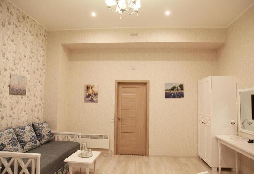 מיטת קינג בסוויטה, Wine & Rose Boutique