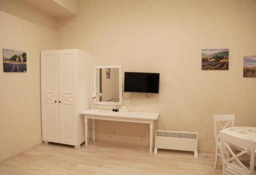 מיטת קינג בסוויטה, Wine & Rose Boutique