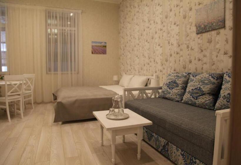 מיטת קינג בסוויטה, Wine & Rose Boutique