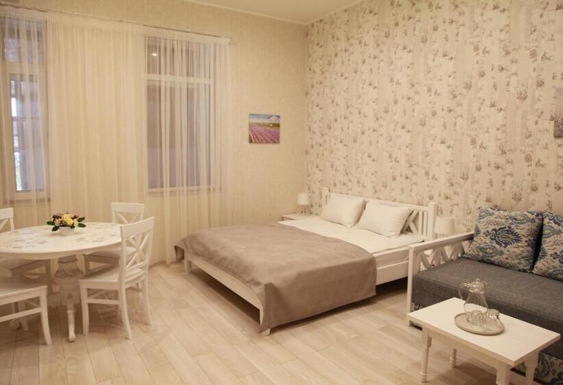 מיטת קינג בסוויטה, Wine & Rose Boutique