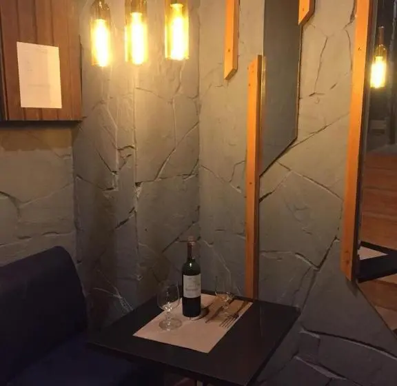 اتاق راحتی سه تخته, Wine & Rose Boutique