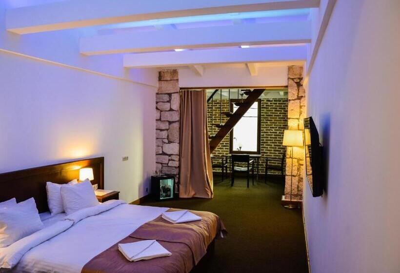 سوئیت با تخت بزرگ, Dem