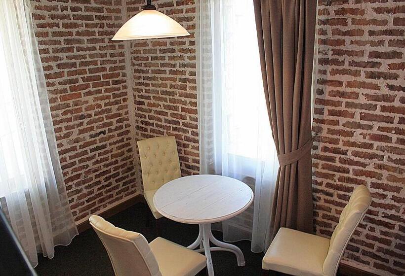 سوئیت با تخت بزرگ, Dem