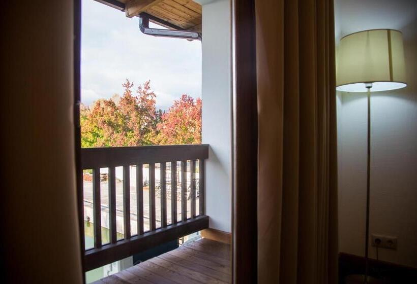 اتاق استاندارد با چشم‌انداز شهر, Dem