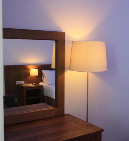 اتاق استاندارد با چشم‌انداز شهر, Dem