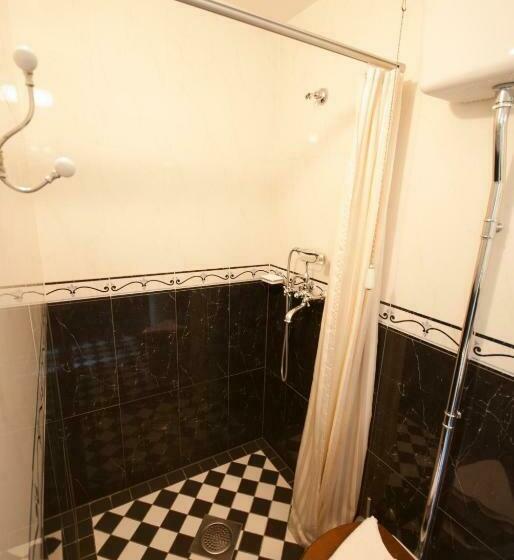 اتاق لوکس, Mamma Mia Guest House