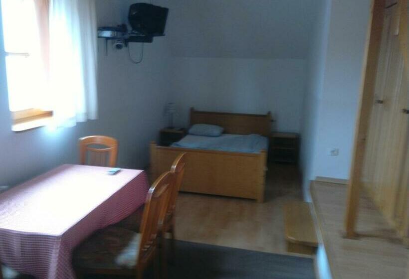 استودیوی استاندارد, Tourist Farm Joannes