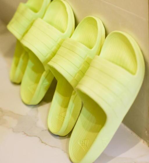 اتاق لوکس, Sen Motel