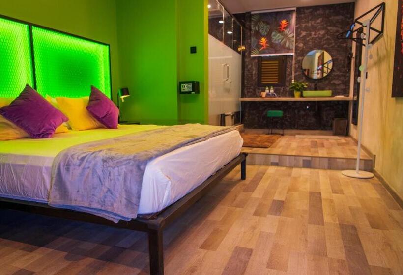 اتاق لوکس با تخت بزرگ, Attic