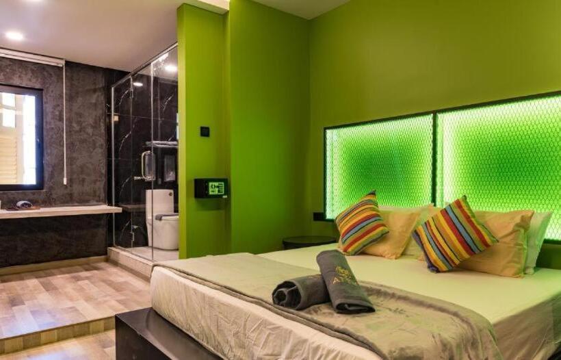 غرفة قياسية ثلاثية, Attic