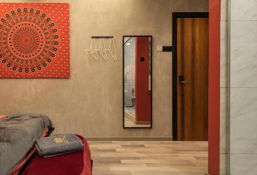 اتاق لوکس با بالکن, Attic