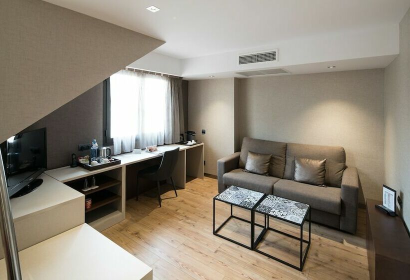 Люкс, Catalonia Born