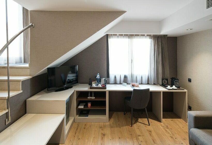 Люкс, Catalonia Born