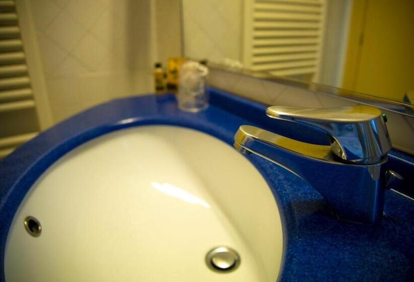 スタンダードトリプルルーム, Masini