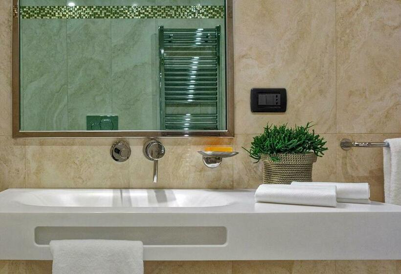 Superior Triple Room, Tre Archi