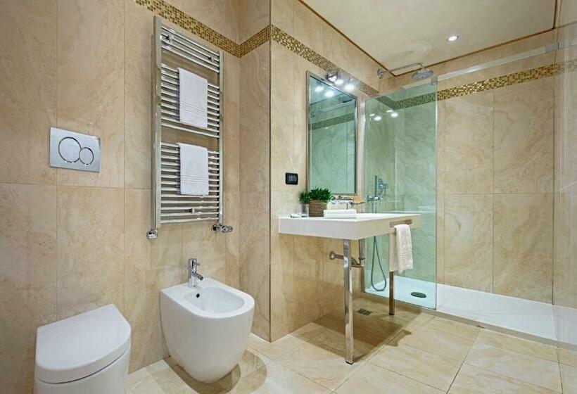 Superior Triple Room, Tre Archi