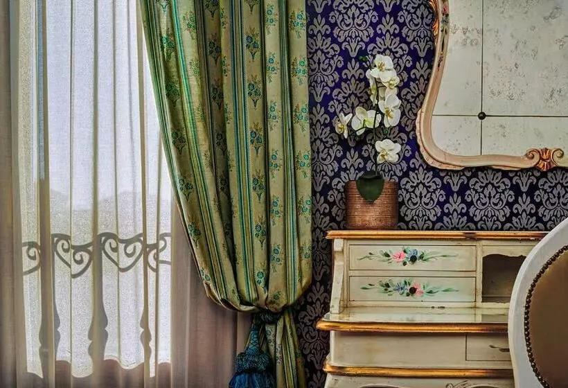 اتاق خانوادگی, Tre Archi