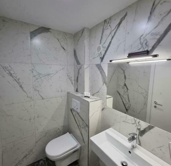 Quarto Economy, Himara 28
