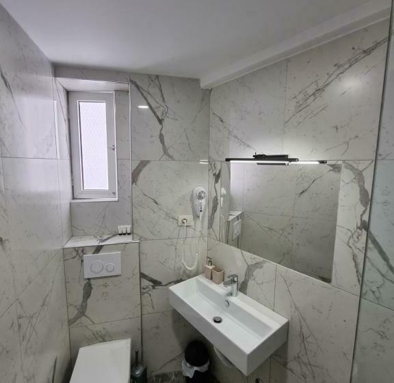 سوئیت جونیور خانوادگی, Himara 28