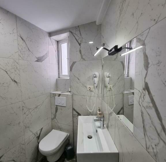 سوئیت جونیور خانوادگی, Himara 28