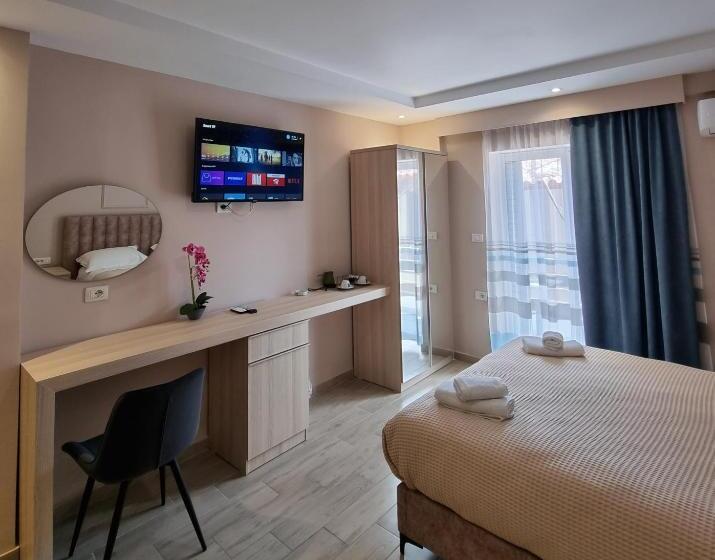 سوئیت جونیور خانوادگی, Himara 28