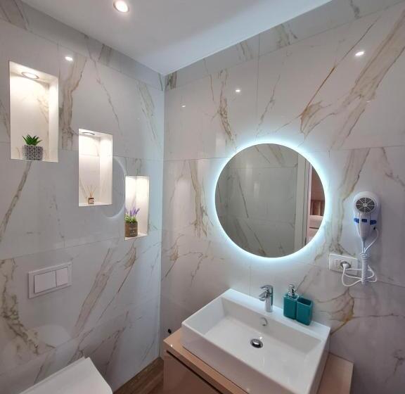 اتاق لوکس با چشم‌انداز دریا, Himara 28