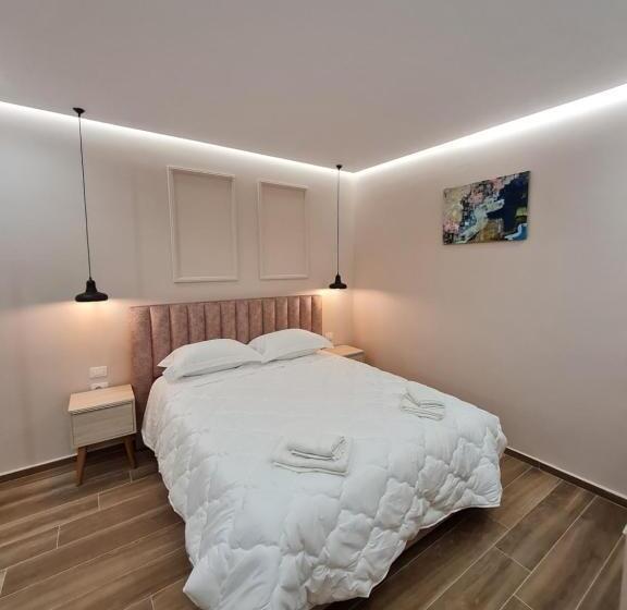 اتاق استاندارد با بالکن, Himara 28