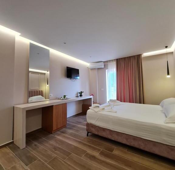 اتاق خانوادگی با چشم‌انداز جانبی دریا, Himara 28