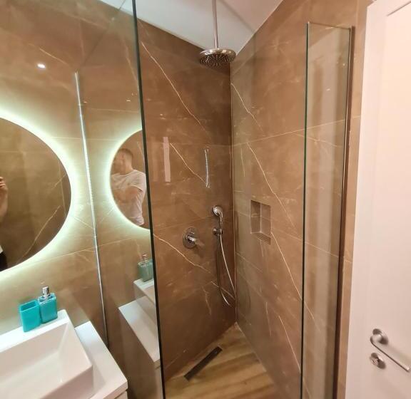 اتاق خانوادگی با چشم‌انداز جانبی دریا, Himara 28