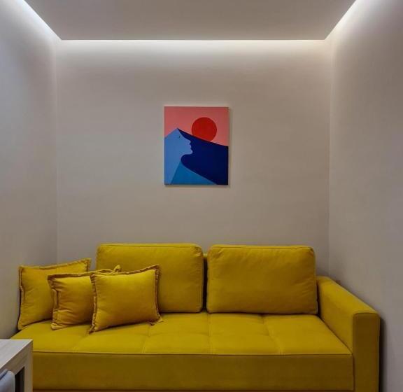 اتاق لوکس با چشم‌انداز دریا, Himara 28