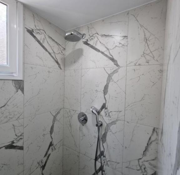 Quarto Triplo Comfort, Himara 28