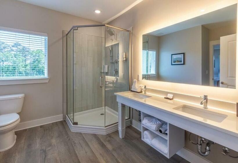 جناح سرير كينج, Lakeside Lodge Clemson