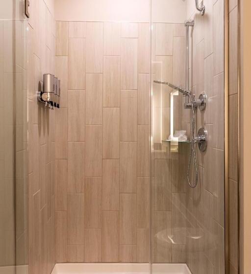 إستوديو قياسى سرير ملكى, Lakeside Lodge Clemson