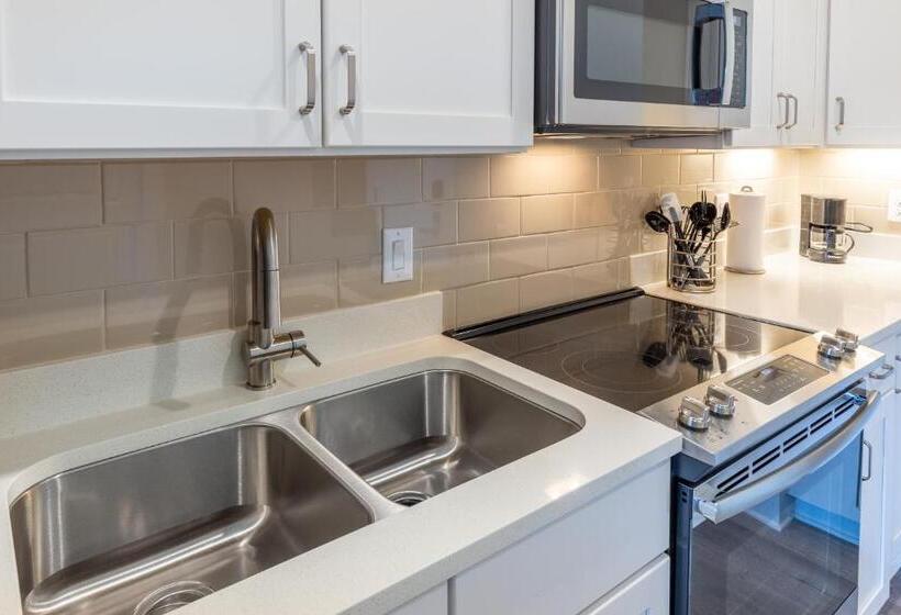 إستوديو قياسى سرير ملكى, Lakeside Lodge Clemson