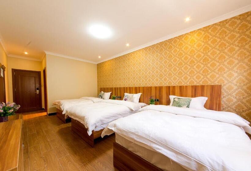 Номер Стандарт Трехместный, Shangri_la Lamtin Youth Hostel