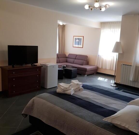 جناح, Liberty Rooms