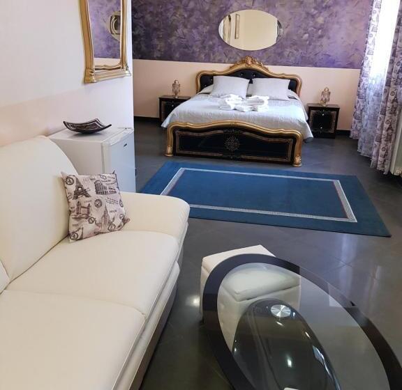 غرفة قياسية ثلاثية, Liberty Rooms