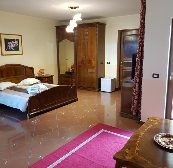 غرفة قياسية ثلاثية, Liberty Rooms