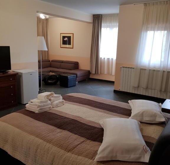 جناح, Liberty Rooms