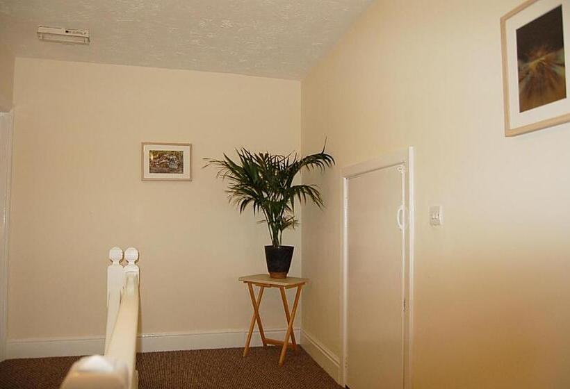 غرفة عائلية, Saint Cadfans Lodge