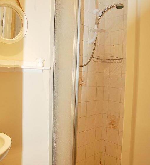 غرفة عائلية, Saint Cadfans Lodge