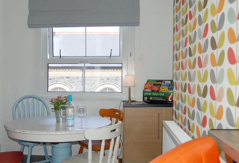 غرفة قياسية مطلة على الجبل, Saint Cadfans Lodge