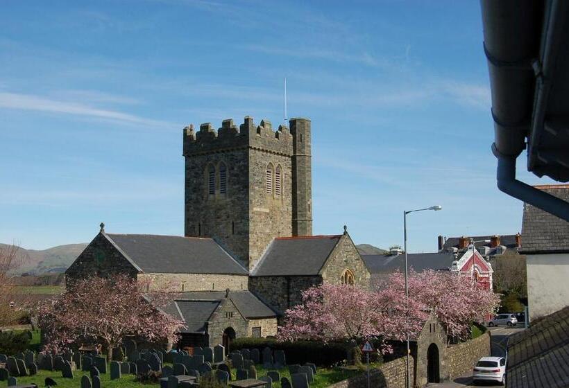 غرفة أساسية, Saint Cadfans Lodge